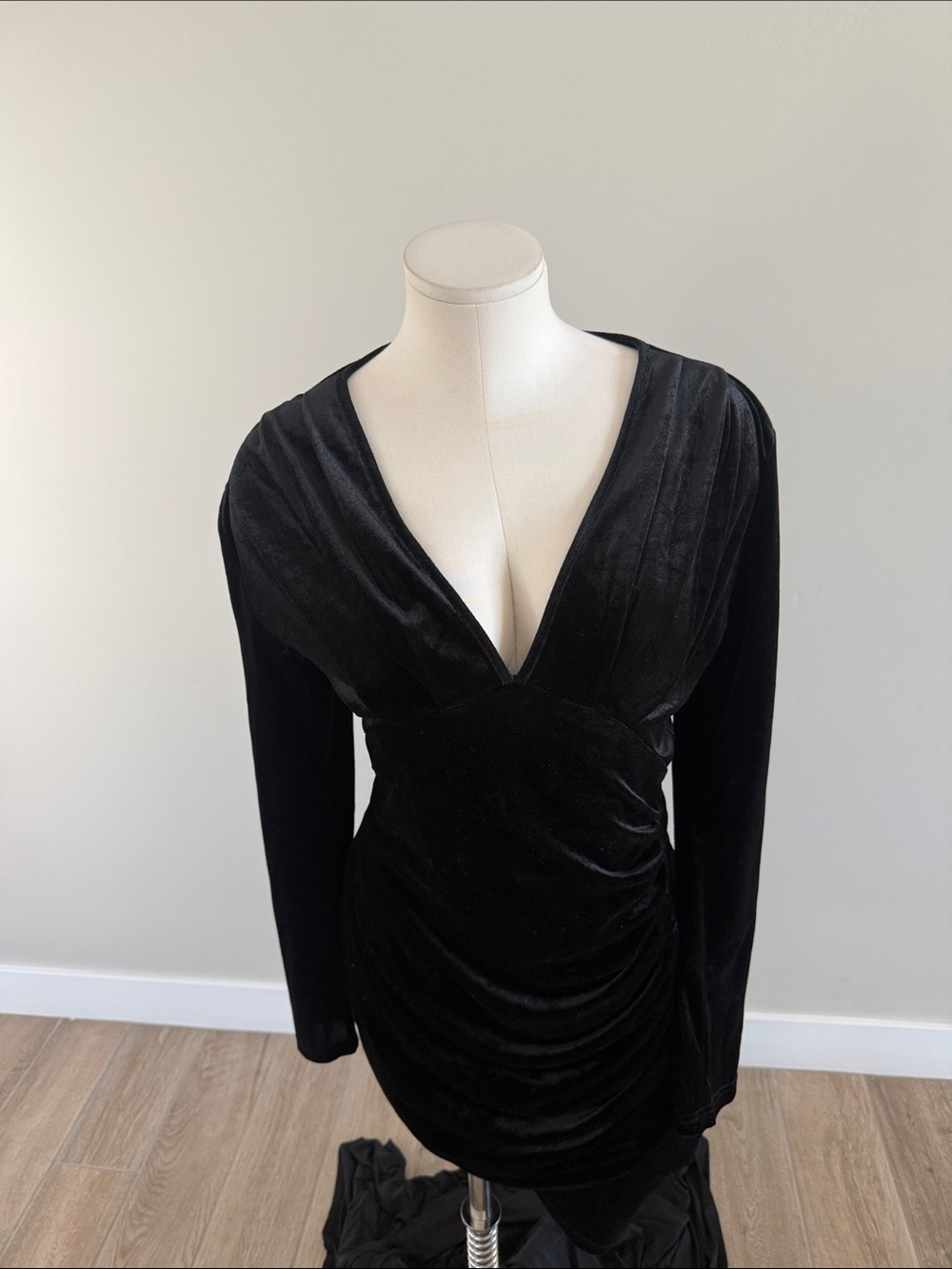 Elegant Black Velvet V-Neck Long Sleeve Tunic Dress